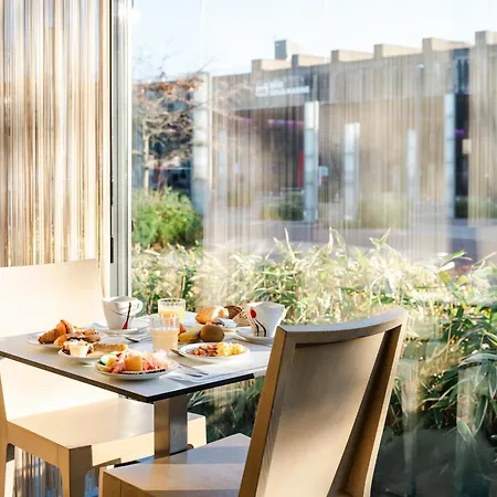 ホリデイ エクスプレス サン ナゼール ホテル 3*